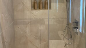 Douche, séchoir à cheveux, serviettes fournies, savon