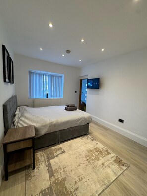 Iron/ironing board, WiFi - Chic Studio Living (Hounslow)