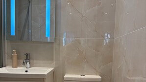 Douche, séchoir à cheveux, serviettes fournies, savon