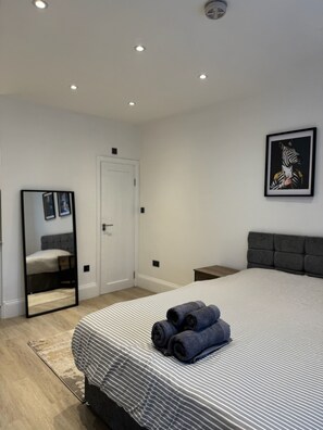 Iron/ironing board, WiFi - Chic Studio Living (Hounslow)
