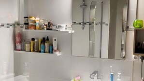 Sèche-cheveux, serviettes fournies, savon, papier toilette