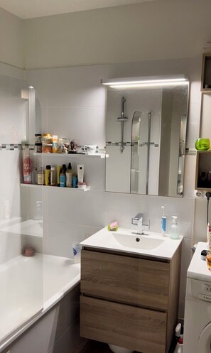 Hair dryer, towels, soap, toilet paper - Charming apartment (Paris)