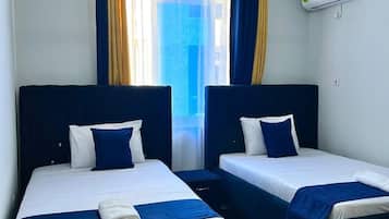 Habitación estándar | Cortinas opacas, tabla de planchar con plancha, wifi gratis