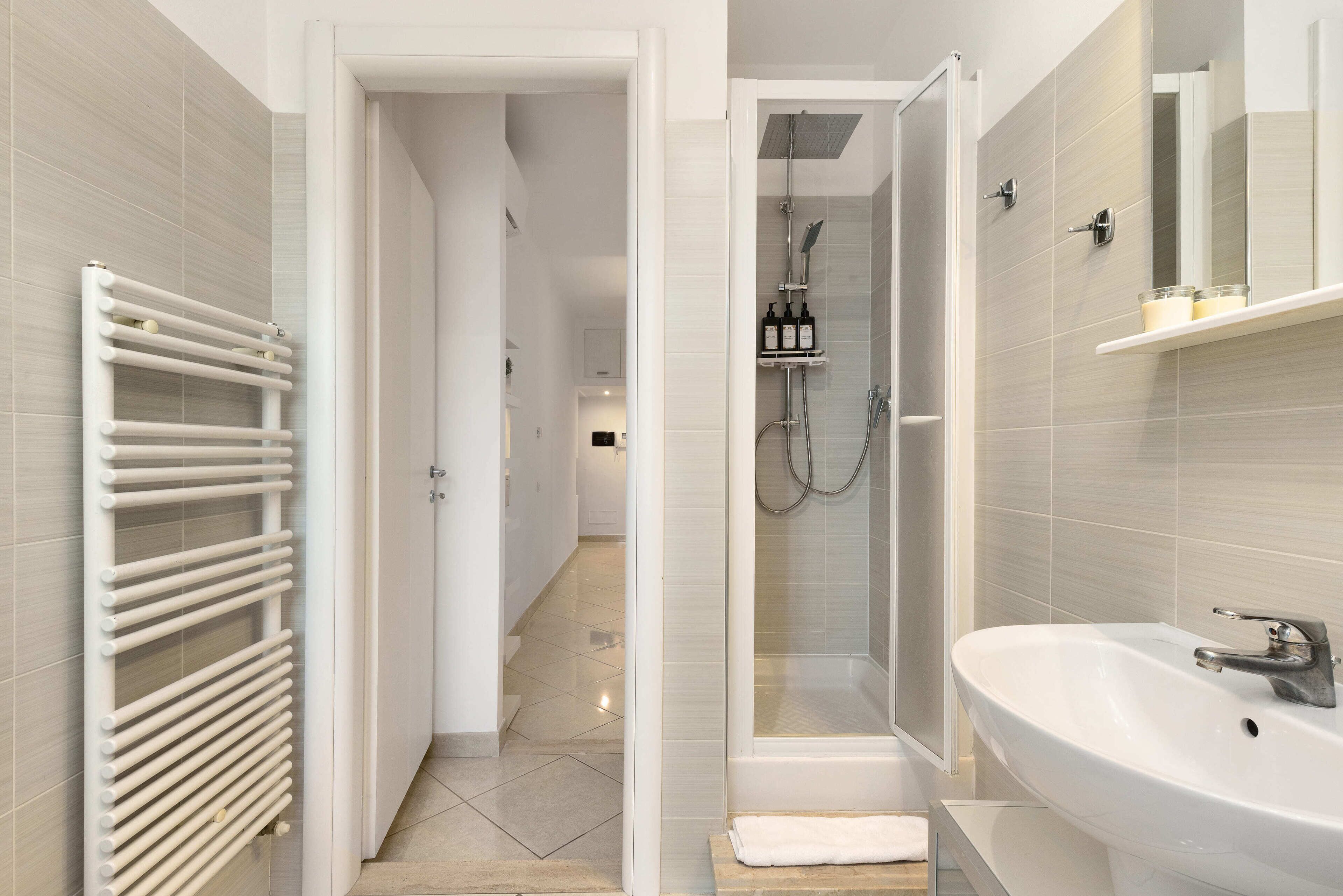 Een douche, een haardroger, een bidet, handdoeken