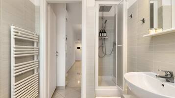 Een douche, een haardroger, een bidet, handdoeken