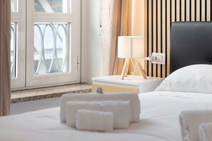 Coffre-fort, bureau, fer et planche à repasser, lit de bébé portatif