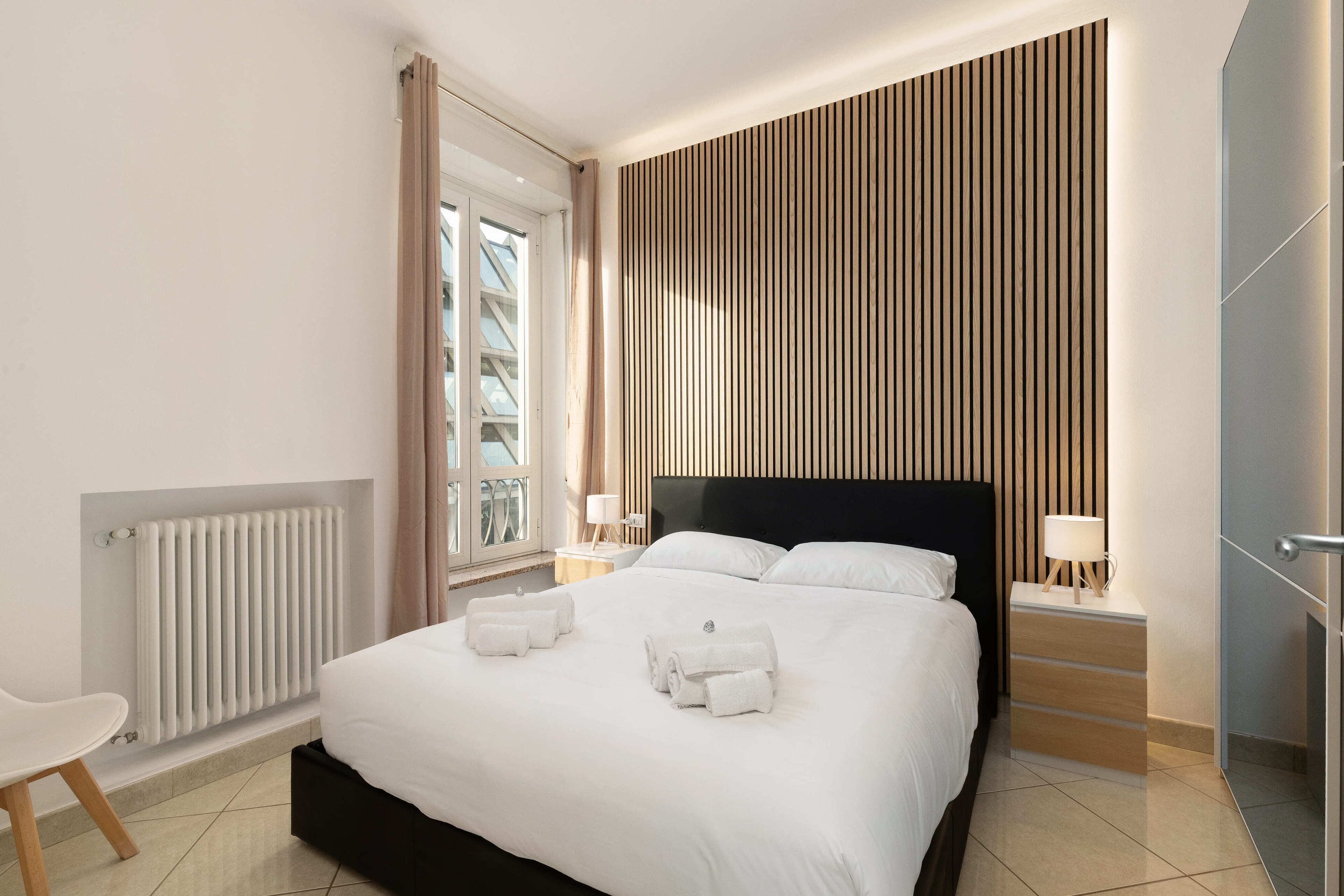 Safe på rommet, skrivebord, strykejern/-brett og reiseseng for barn