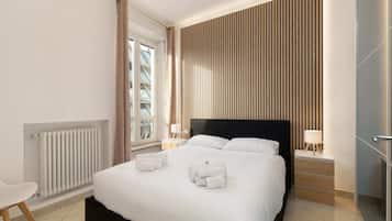 Een kluis op de kamer, een bureau, een strijkplank/strijkijzer