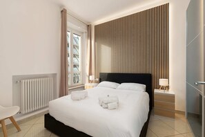 Een kluis op de kamer, een bureau, een strijkplank/strijkijzer