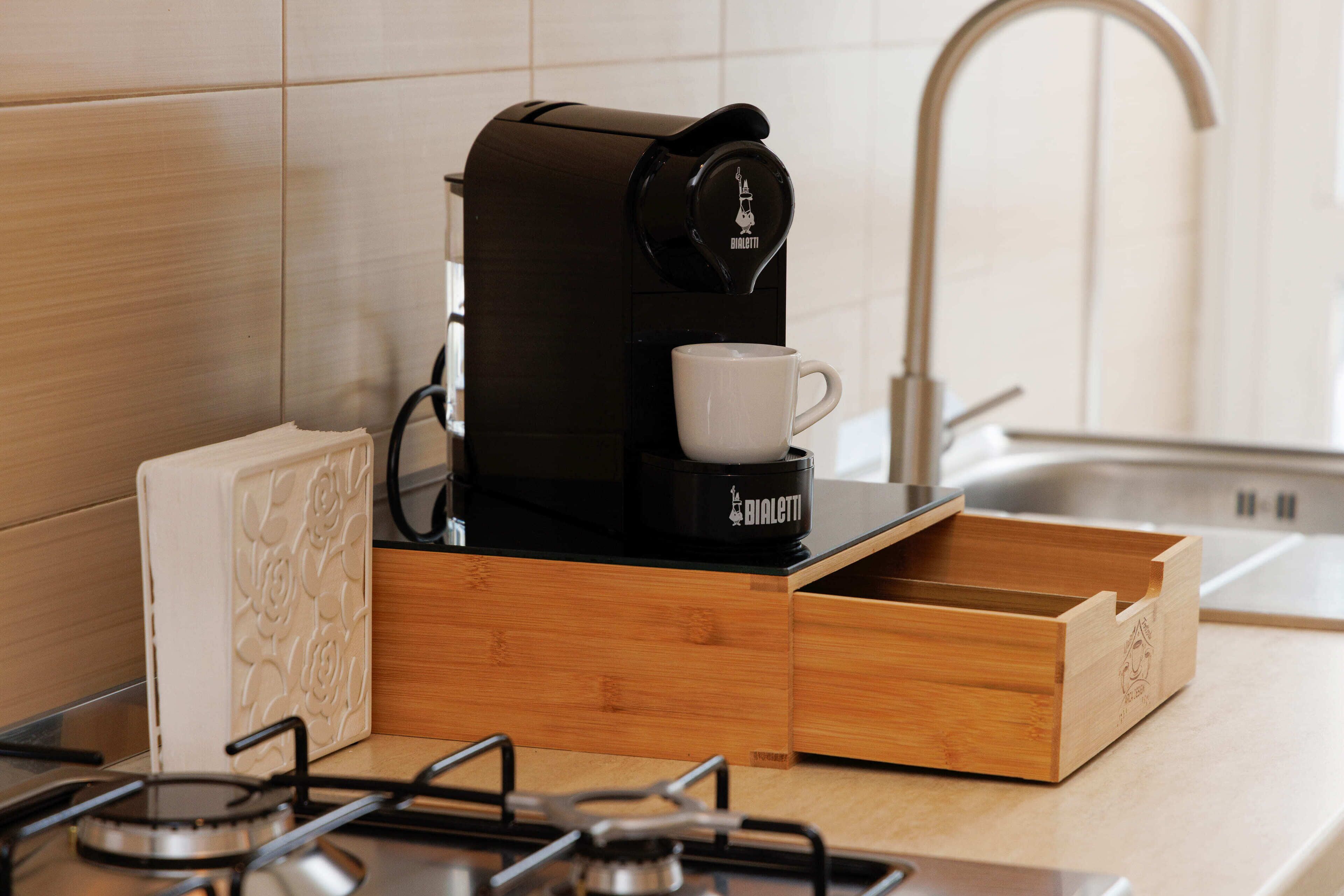 Kühlschrank, Ofen, Herdplatte, Wasserkocher mit Kaffee-/Teezubehör