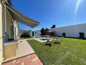 Outdoor dining - House in Bretignolles Center, 2 Bedrooms, Enclosed Garden, Pets Welcome (Bretignolles-sur-Mer)