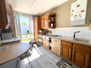 Fridge, microwave, oven, stovetop - House in Bretignolles Center, 2 Bedrooms, Enclosed Garden, Pets Welcome (Bretignolles-sur-Mer)