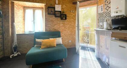 Cottage near Paris with private courtyard