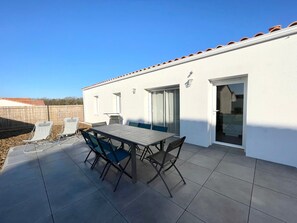 Outdoor dining - New house 2 bedrooms - Walk to town center (Bretignolles-sur-Mer)