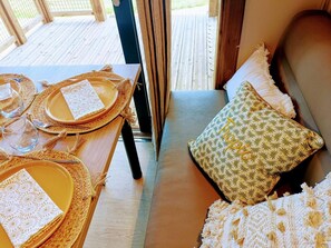 Living area - Scenic cabin with wifi, pets allowed, parking (Bioussac)
