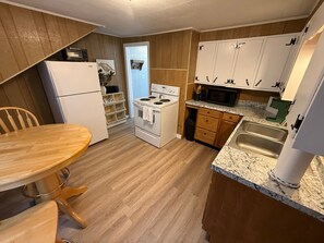 Jääkaappi, mikroaaltouuni, uuni, liesi