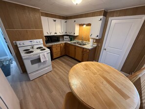 Geladeira, micro-ondas, fogão, cooktop