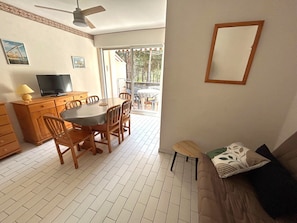 TV - Argelès: Apartment for 4 near beach, private parking (Argelès-sur-Mer)