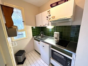 Fridge, microwave, oven, stovetop - Argelès: Apartment for 4 near beach, private parking (Argelès-sur-Mer)