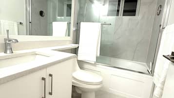 Secador de pelo, toallas, jabón y papel higiénico