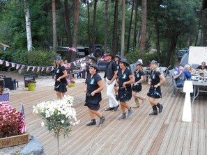 A group of people on a wooden deck with American flags and flowers. - Cozy chalet with terrace in Guillestre (Guillestre)