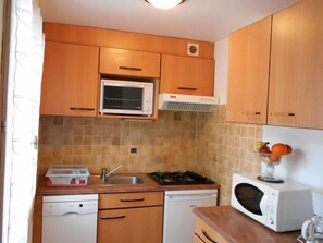 Refrigerador, microondas, lavavajillas y cafetera y tetera 