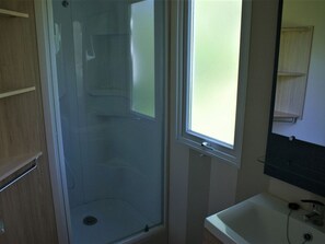 Bathroom - Cozy mobile home for 4 with garden furniture in Guillestre (Guillestre)