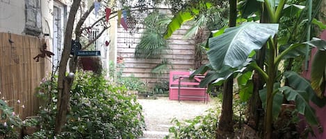 المنطقة المحيطة بالمنشأة