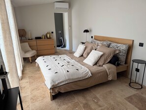 Iron/ironing board, Internet, bed sheets - Charming, cosy T2 apartment with swimming pool (Mollégès)