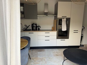 Private kitchen - Charming, cosy T2 apartment with swimming pool (Mollégès)