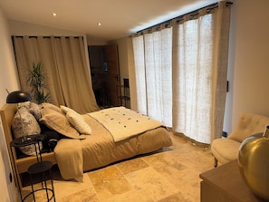 Iron/ironing board, Internet, bed sheets - Charming, cosy T2 apartment with swimming pool (Mollégès)