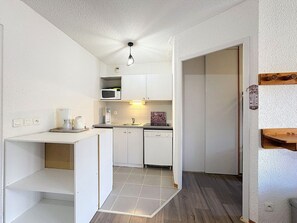 Fridge, microwave, stovetop, dishwasher - Ski-in/Ski-out Apt with Balcony - 6 Guests (Le Corbier)