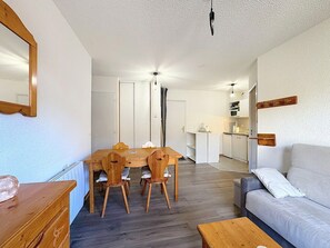TV - Ski-in/Ski-out Apt with Balcony - 6 Guests (Le Corbier)