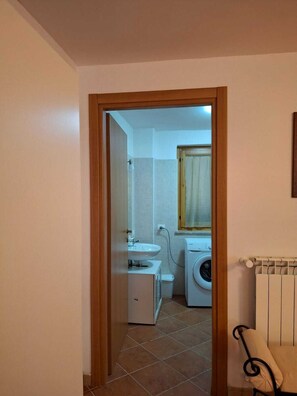 Shower, hair dryer, bidet, towels - House in Seggio, peace in the green heart of Umbria (Seggio)