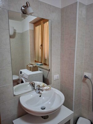 Douche, séchoir à cheveux, bidet, serviettes fournies