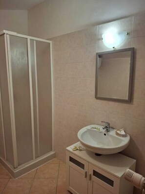 Douche, séchoir à cheveux, bidet, serviettes fournies