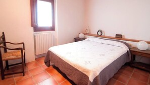 Iron/ironing board, internet, bed sheets