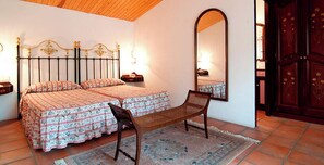 7 bedrooms, iron/ironing board, Internet, bed sheets - Rural house Can Conillet La Llacuna- Anoia - Barcelona - Catalonia - Spain (La Llacuna)