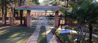 Villa Santana | Chácara exclusiva com piscina, conforto e vista para a serra