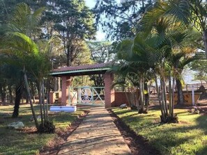 Property grounds - Villa Santana | Exclusive country house with pool, comfort and mountain views (São Pedro)