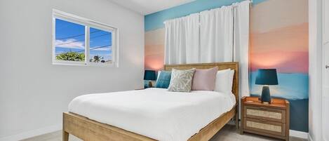 3 soverom, skrivebord, strykejern/-brett og reiseseng for barn