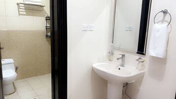 Apartment, 1 bedroom | Bagno | Doccia, asciugacapelli, asciugamani, sapone