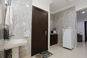 Apartment | Eigene Küche | Kühlschrank, Mikrowelle, Herdplatte, Kochgeschirr/Geschirr/Besteck