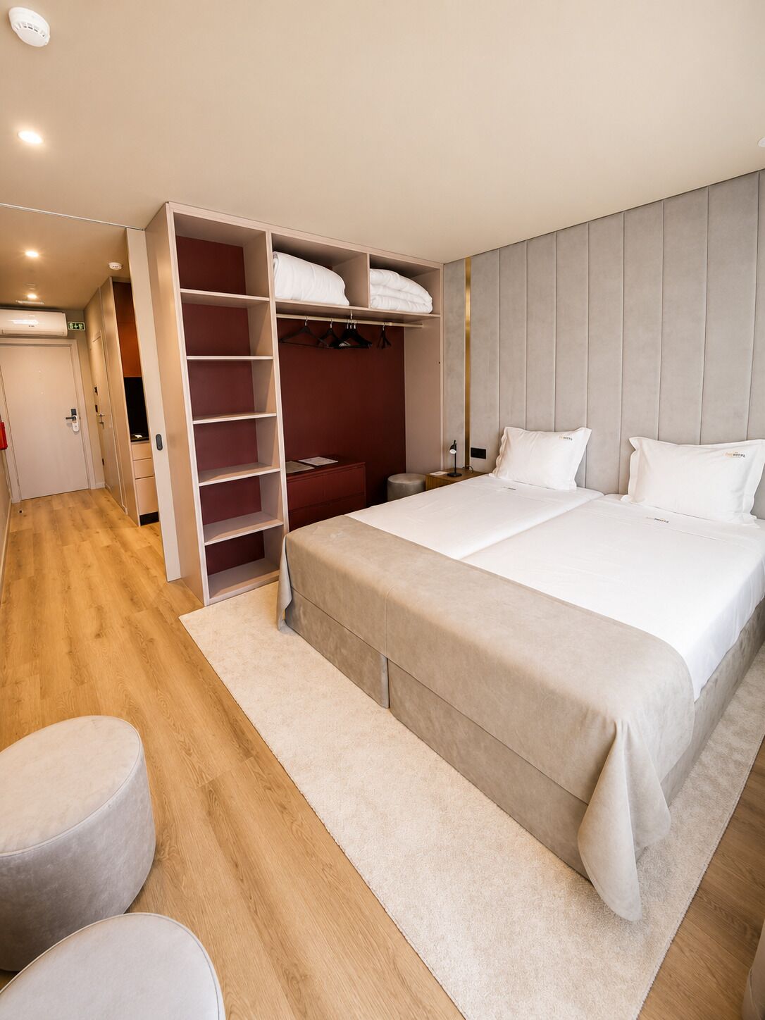 Cubrecamas, wifi gratis y ropa de cama 