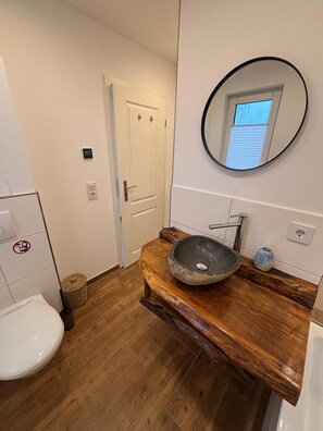 Shower, hair dryer, towels, soap - Schildetal Apartment 1 Holiday apartment in the countryside with 2 bedrooms (Vellahn)