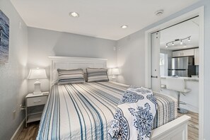2 bedrooms, iron/ironing board, free WiFi, bed sheets - Billy's Beach Bungalow (Redington Shores)