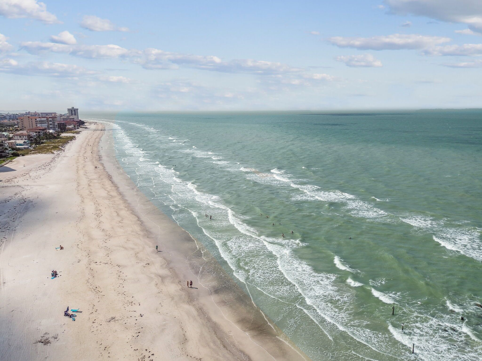 Beach nearby, sun-loungers, beach towels