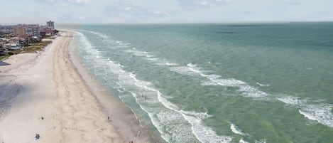 Beach nearby, sun-loungers, beach towels