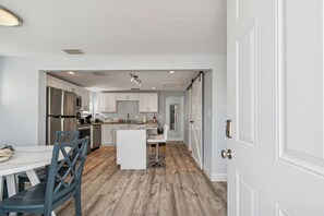 Dining - Billy's Beach Bungalow (Redington Shores)