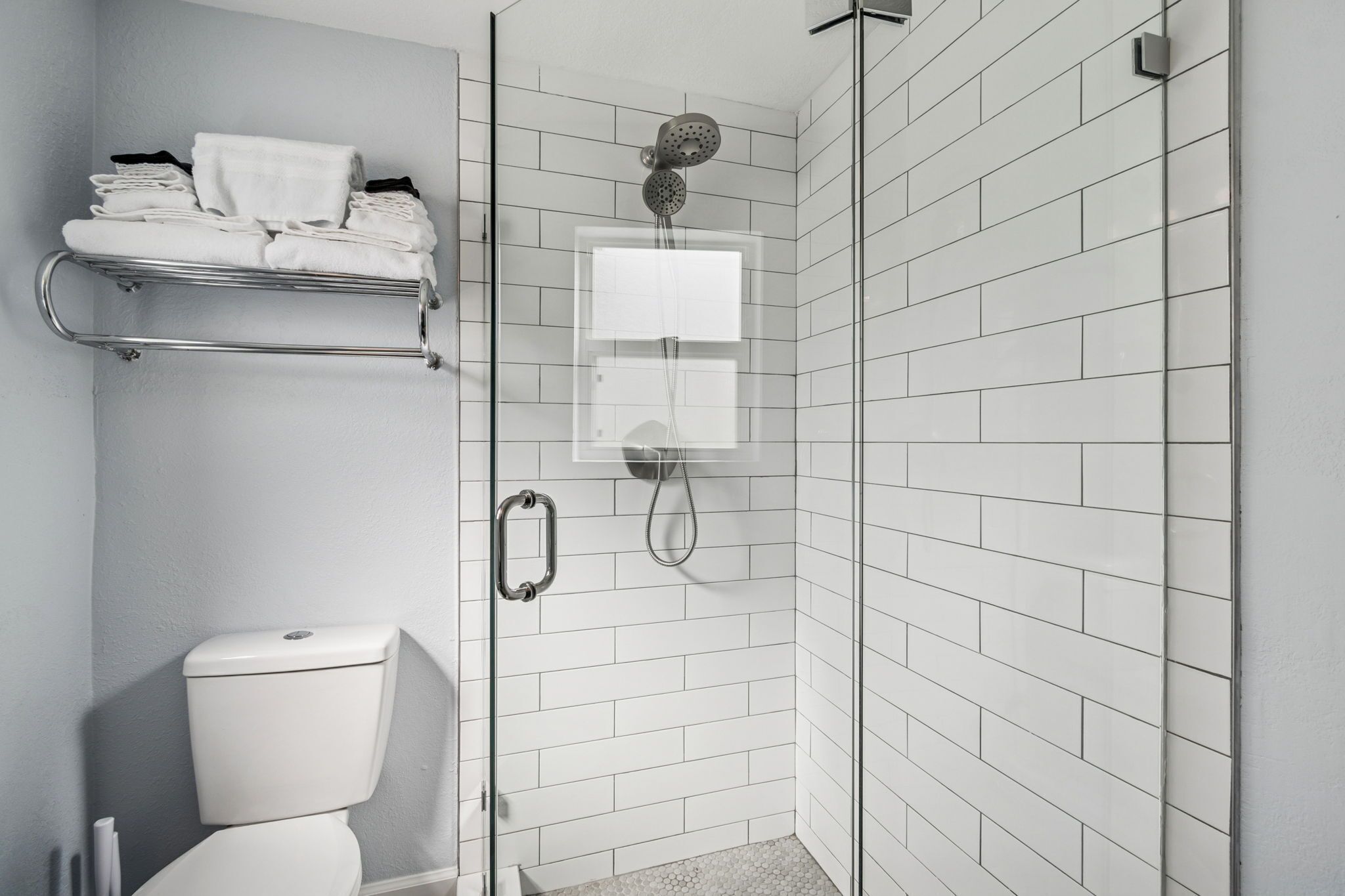 Dusche, Haartrockner, Handtücher, Seife